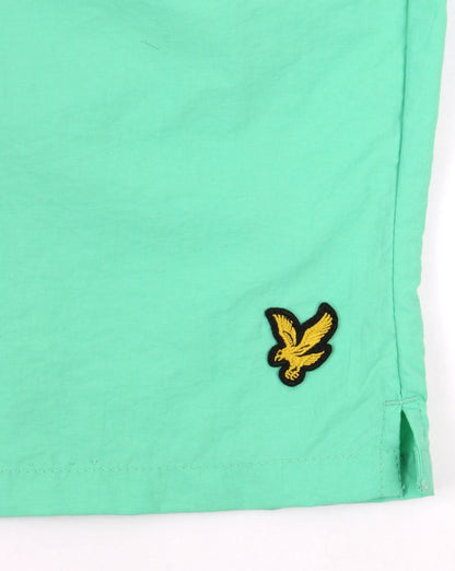 Lyle And Scott – Badeshorts mit Logo in Meeresminze