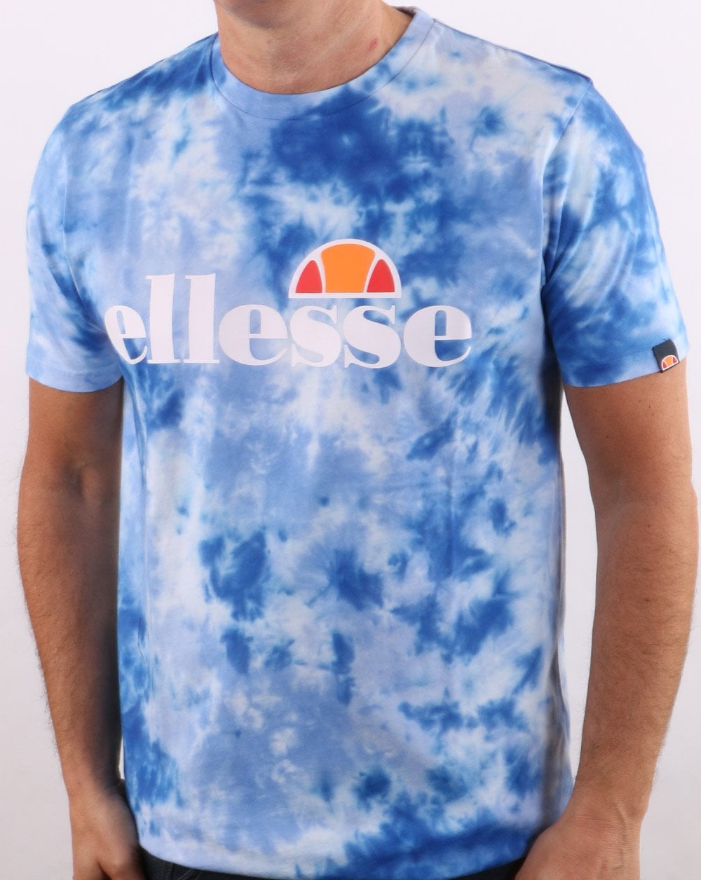 Ellesse – T-Shirt mit Logo und Batikmuster in Blau