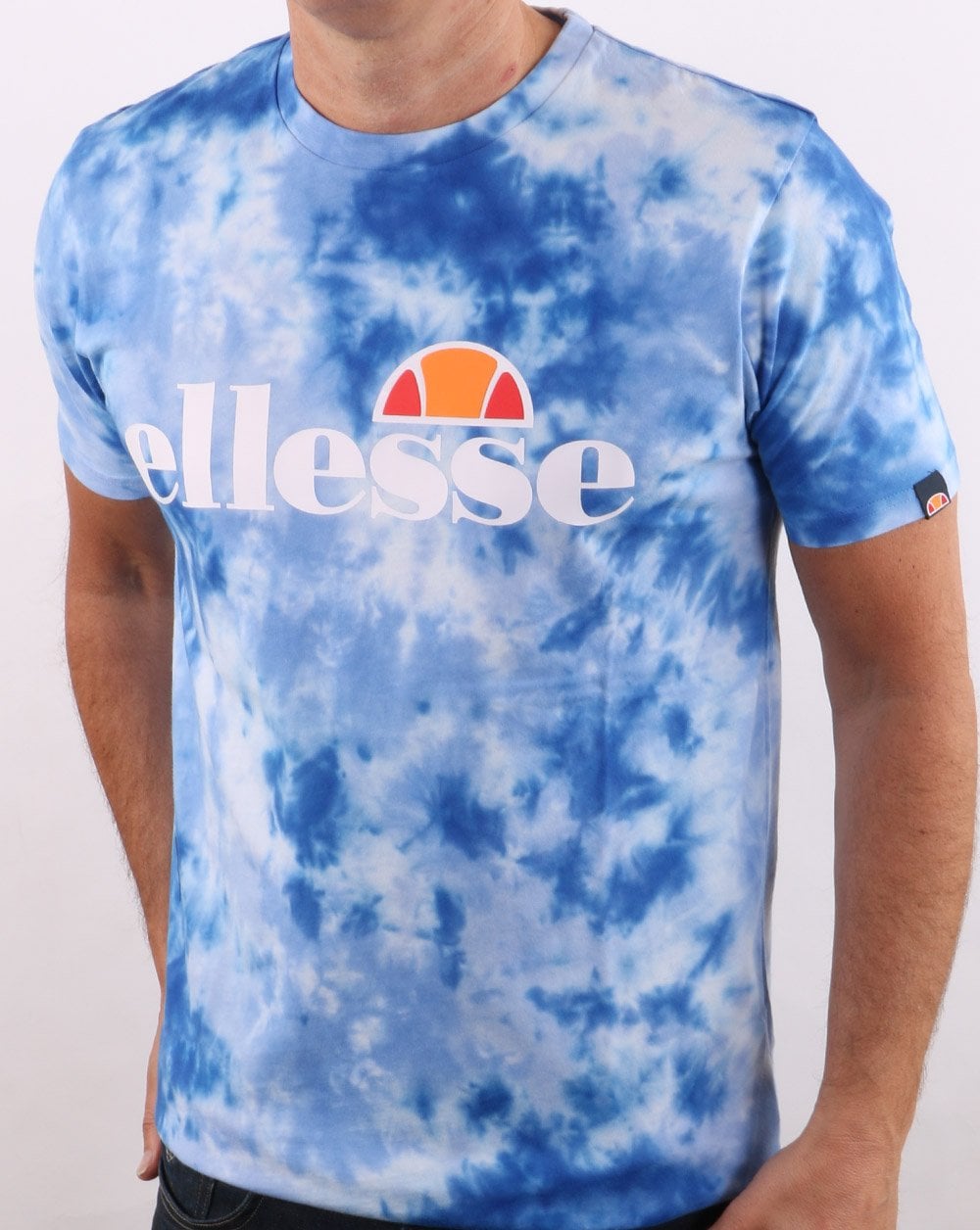 Ellesse – T-Shirt mit Logo und Batikmuster in Blau
