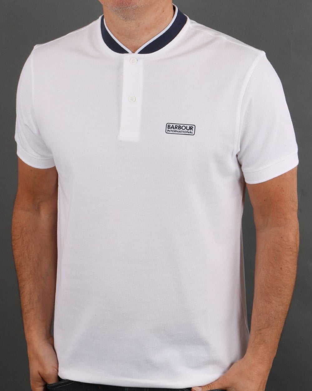 Barbour International Poloshirt mit Sportkragen und Tipped-Muster in Weiß