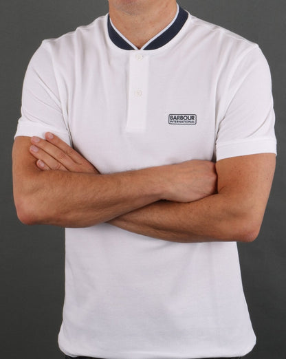 Barbour International Poloshirt mit Sportkragen und Tipped-Muster in Weiß