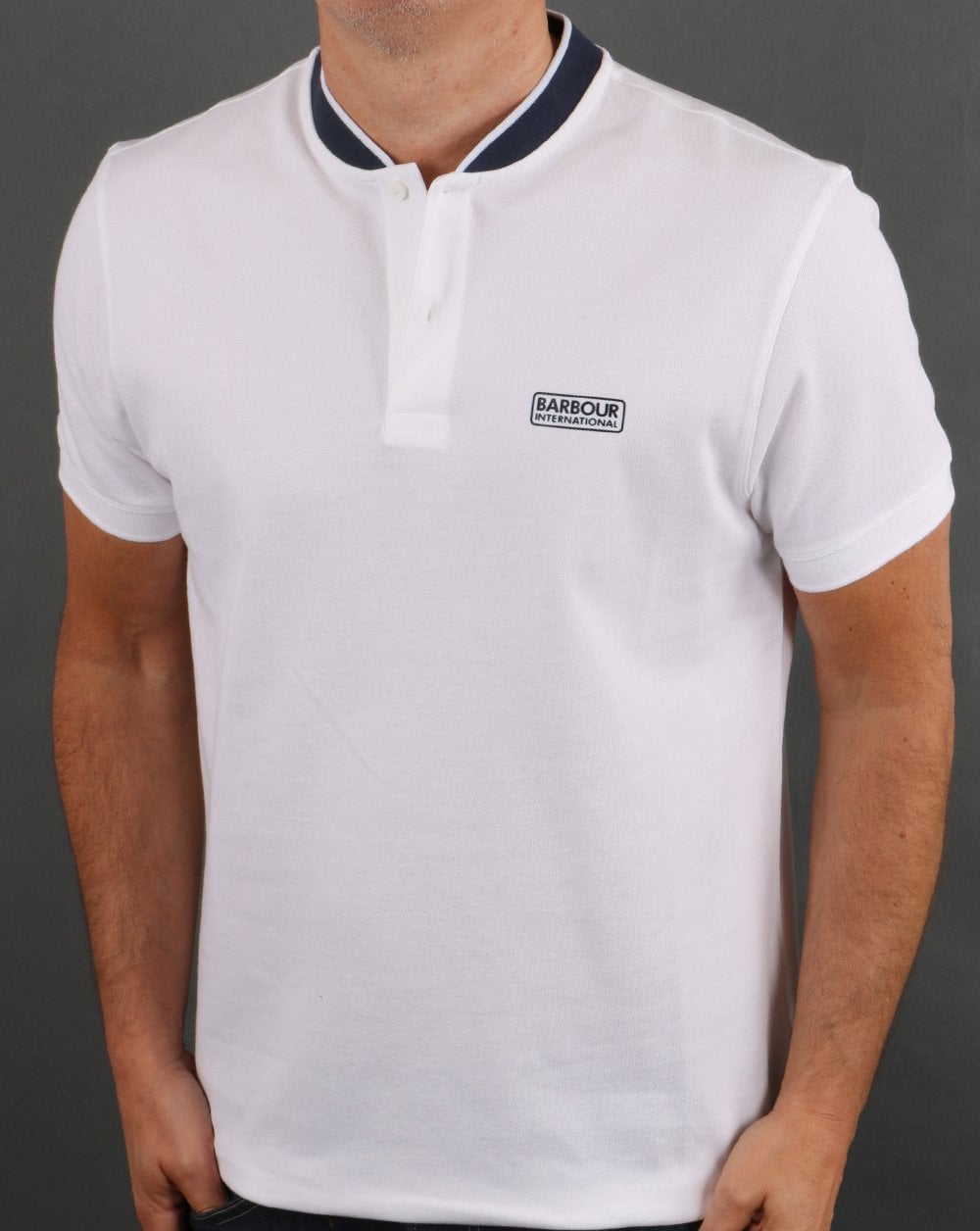 Barbour International Poloshirt mit Sportkragen und Tipped-Muster in Weiß