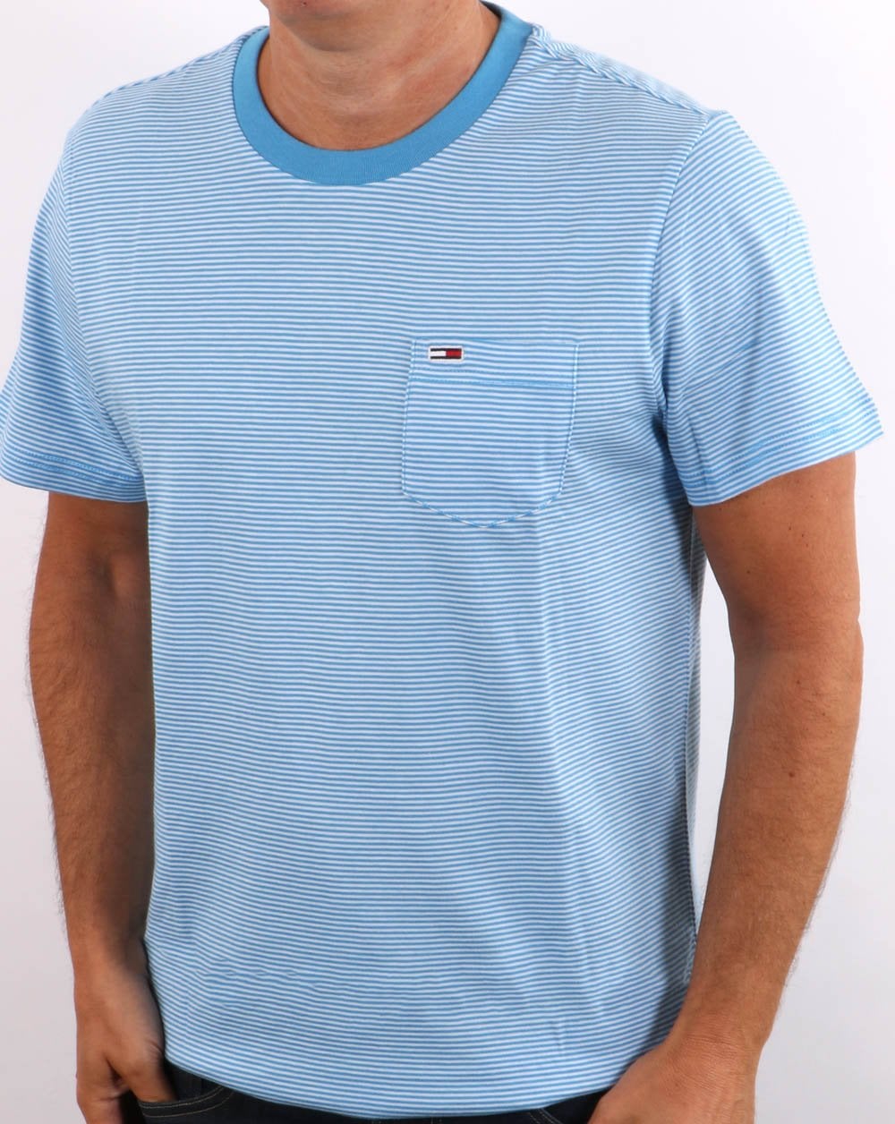 Tommy Jeans – T-Shirt mit Streifen und Tasche, Blau/Weiß