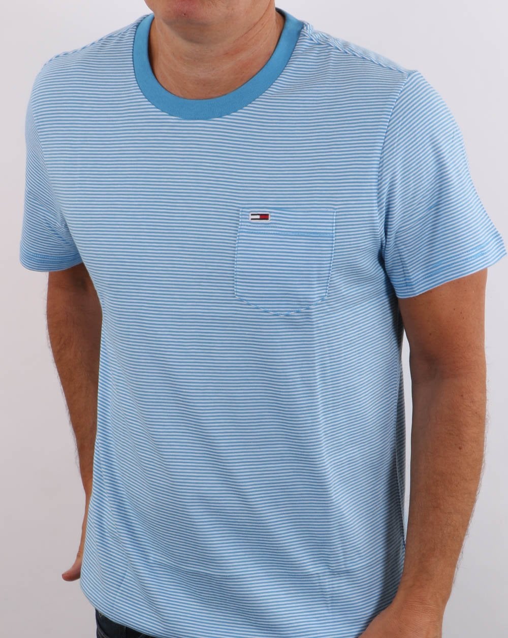 Tommy Jeans – T-Shirt mit Streifen und Tasche, Blau/Weiß
