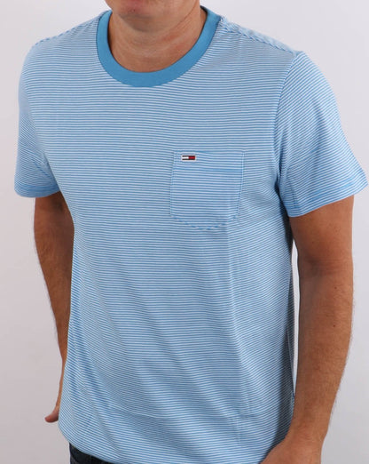 Tommy Jeans – T-Shirt mit Streifen und Tasche, Blau/Weiß
