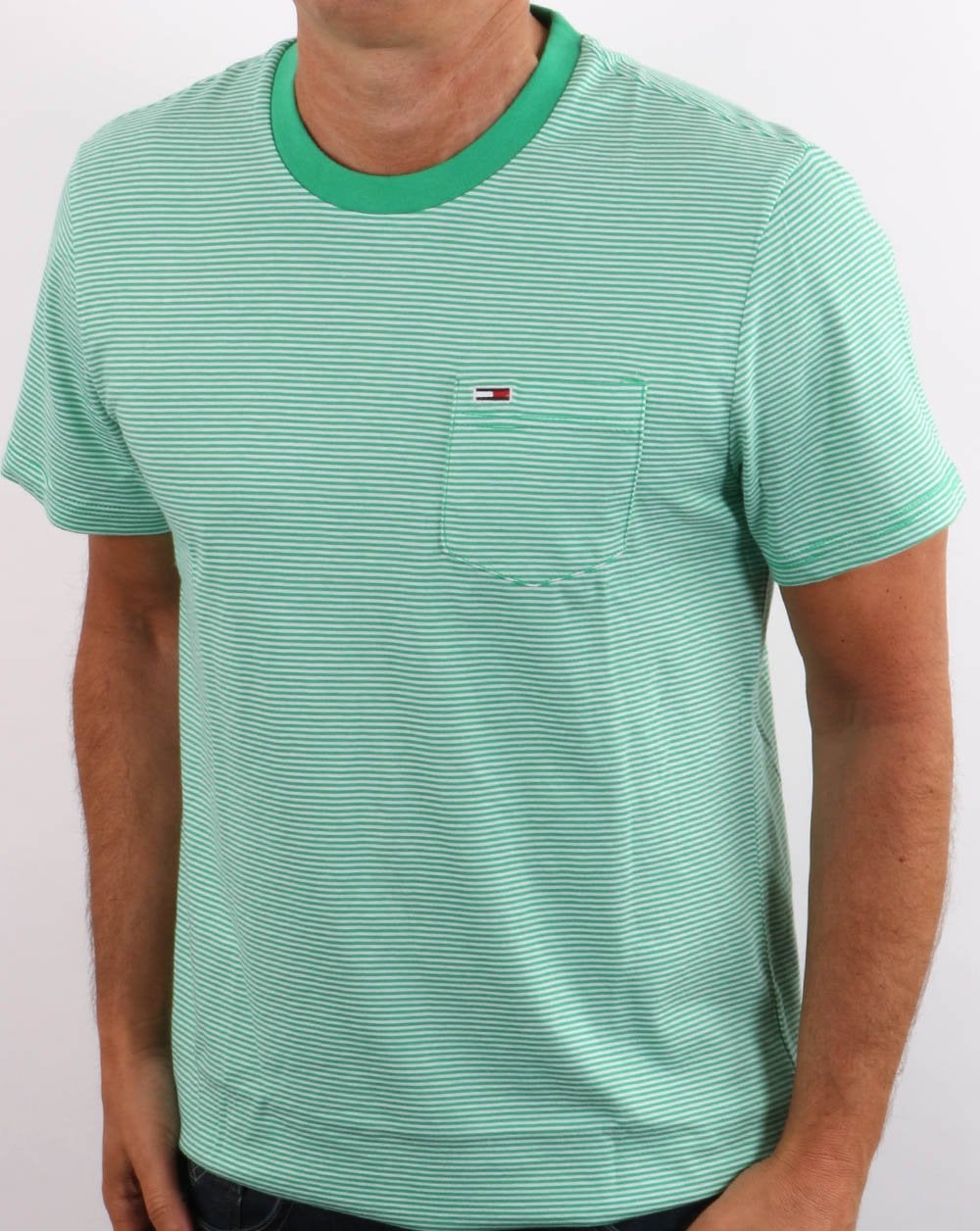 Tommy Jeans – T-Shirt mit Streifen und Tasche, Grün/Weiß