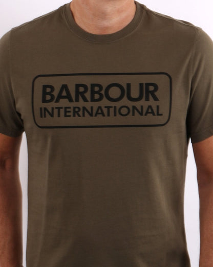Barbour International – T-Shirt mit Blocklogo in dunklem Khaki
