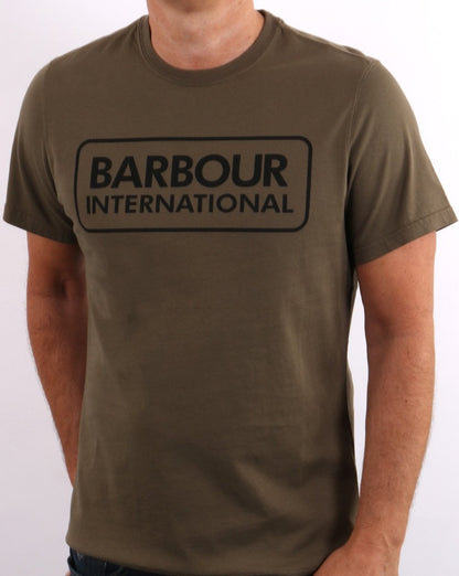 Barbour International – T-Shirt mit Blocklogo in dunklem Khaki