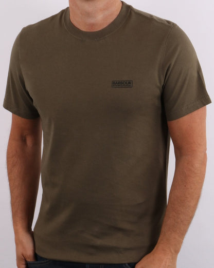 Barbour International – T-Shirt mit kleinem Logo in dunklem Khaki