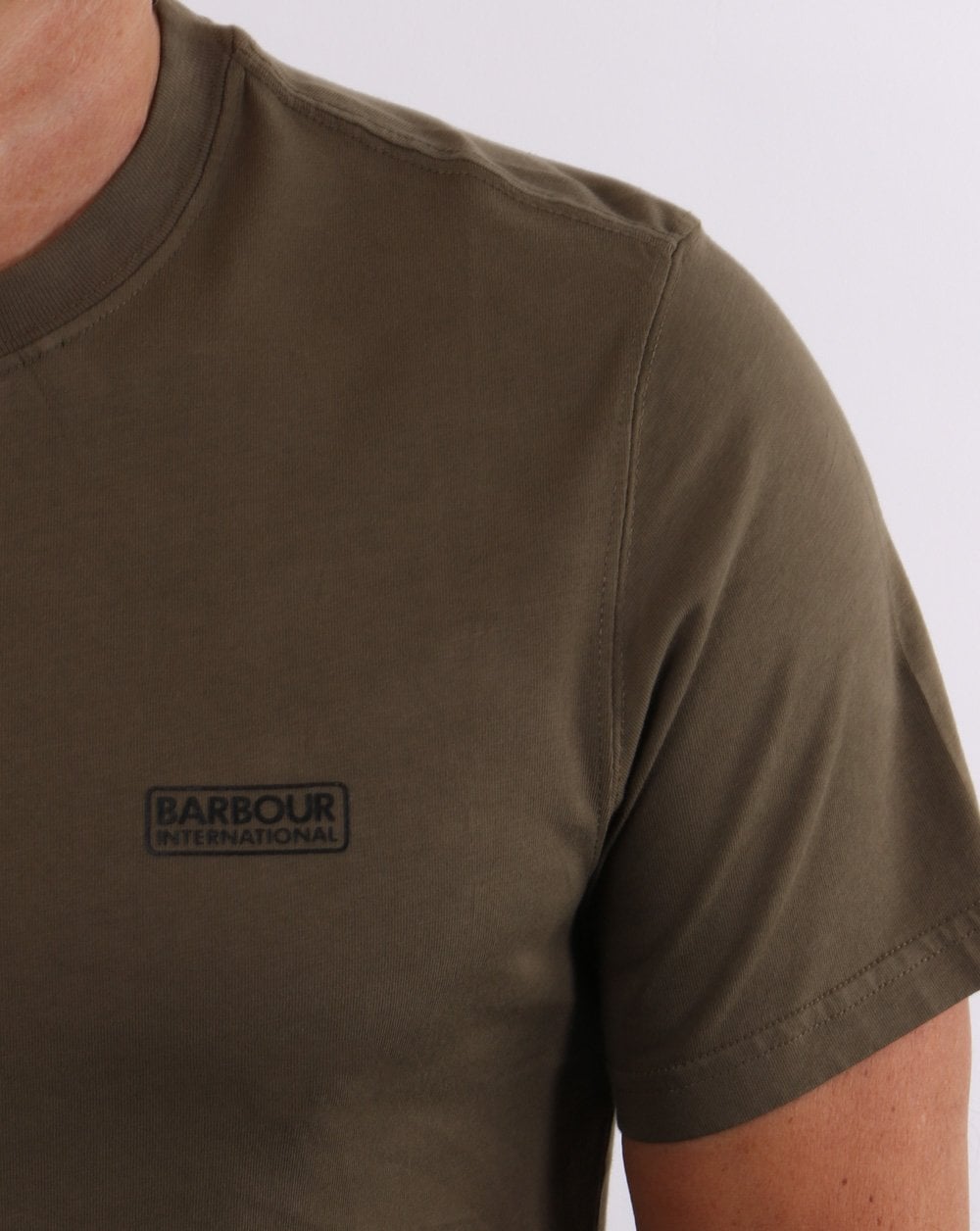 Barbour International – T-Shirt mit kleinem Logo in dunklem Khaki