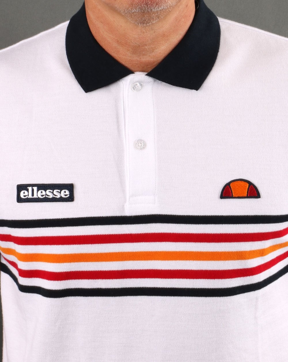 Ellesse – Poloshirt mit mehrfarbigen Streifen in Weiß