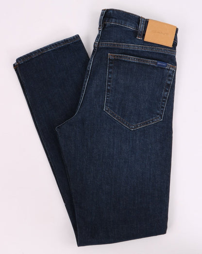 Gant – Arley – Jeans in normaler Passform, dunkelblau, getragen