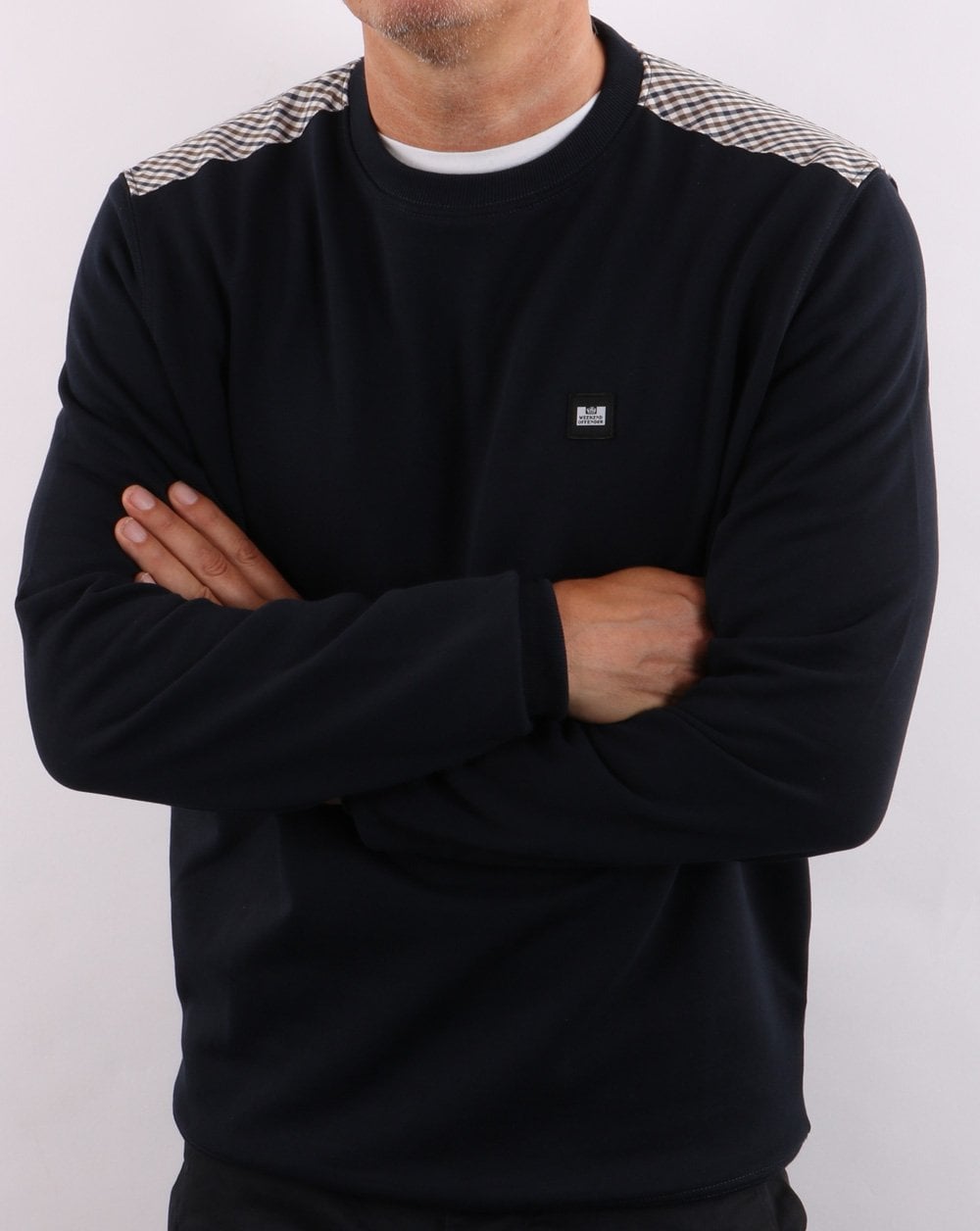 Weekend Offender – Sweatshirt mit karierter Schulterpartie, Marineblau