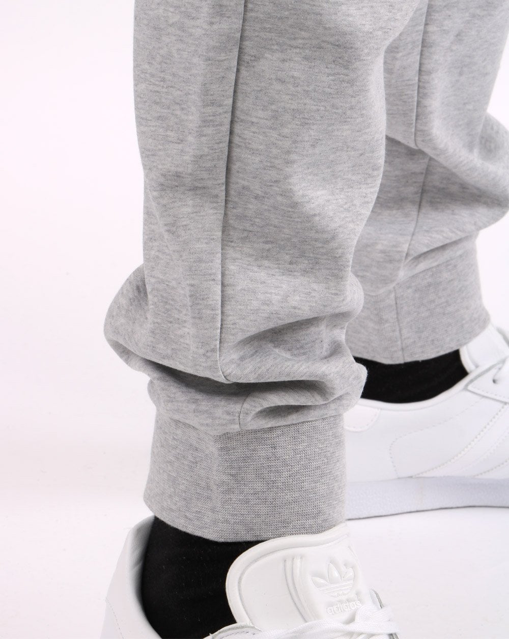 Lacoste Sport – Trainingshose mit Mesh-Einsätzen in Silber/Grau