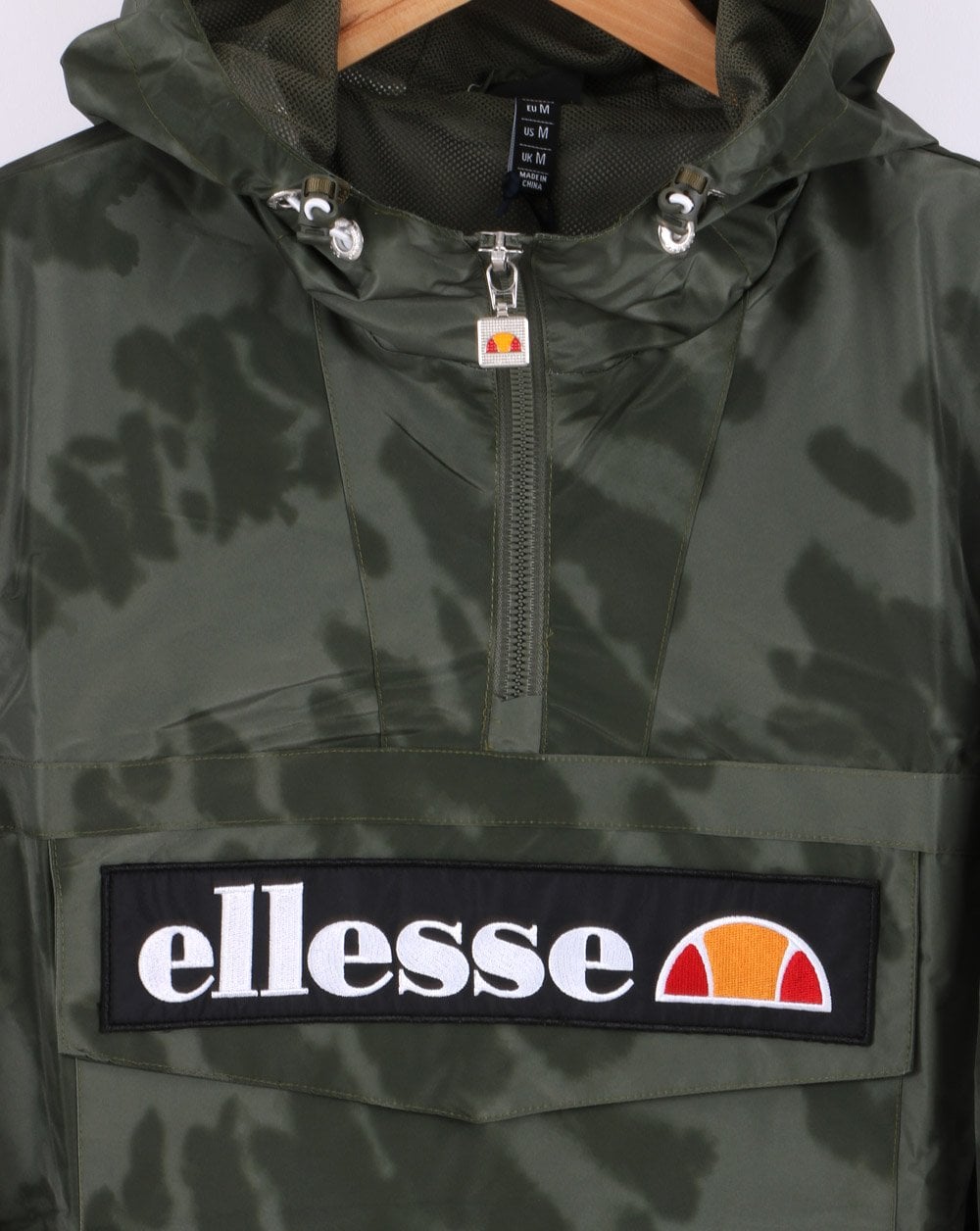 Ellesse – Jacke mit Viertelreißverschluss in Dunkelgrün mit Batikmuster