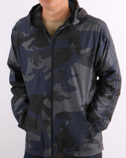 Adidas Originals – Camo-Windjacke in Nachtblau