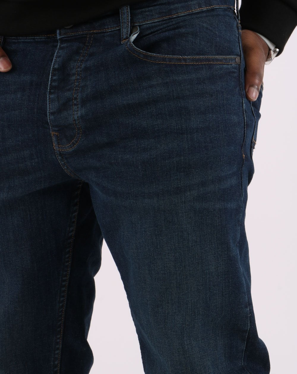 Weekend Offender – Locker geschnittene Jeans in dunklem Vintage-Look