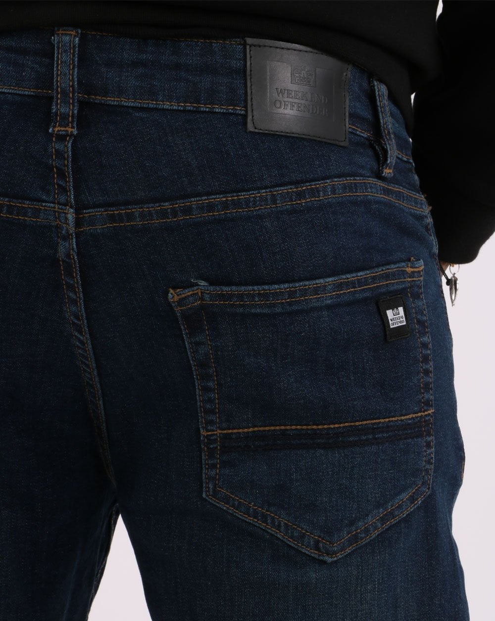 Weekend Offender – Locker geschnittene Jeans in dunklem Vintage-Look