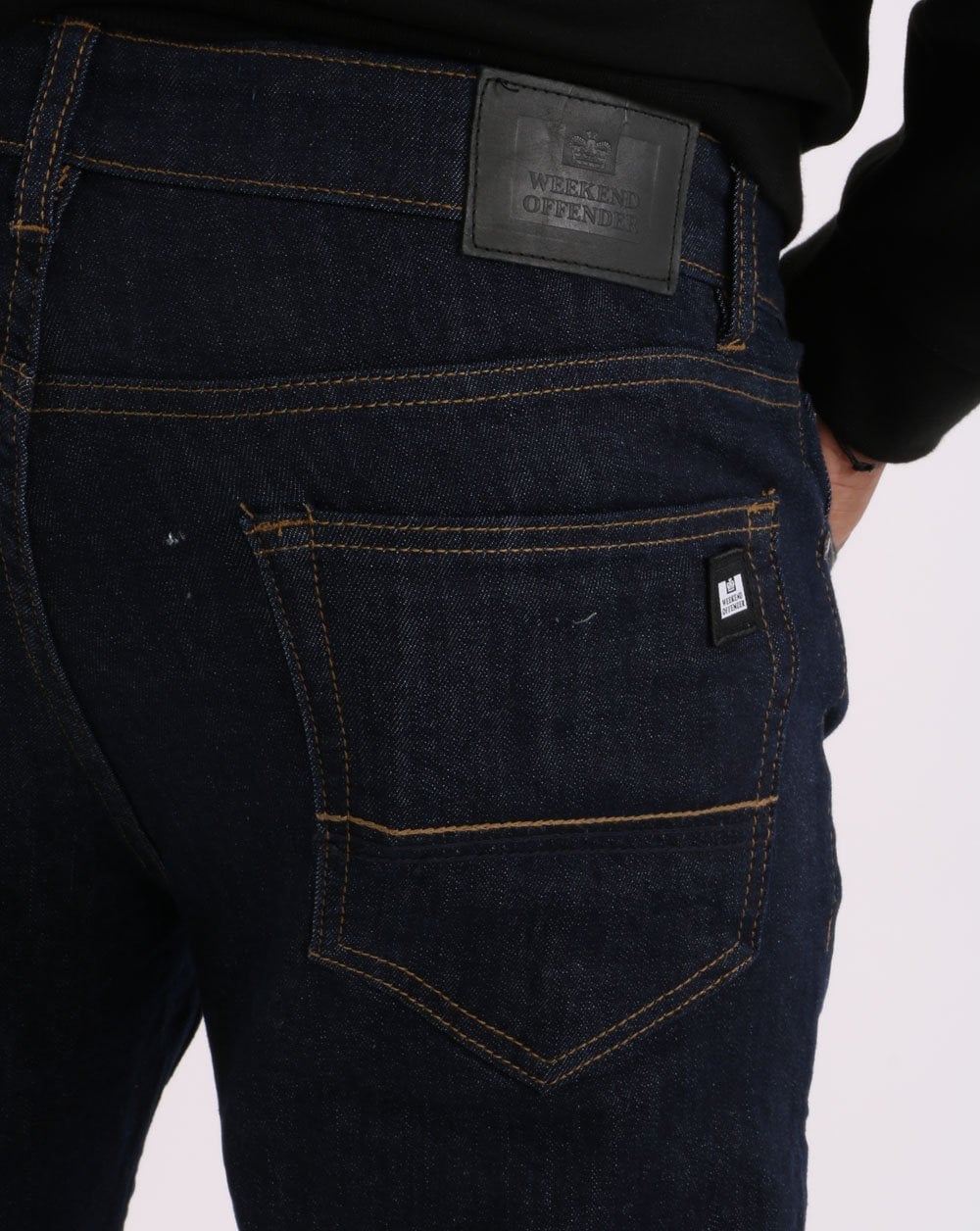 Weekend Offender – Locker geschnittene Jeans in dunkler Spülung