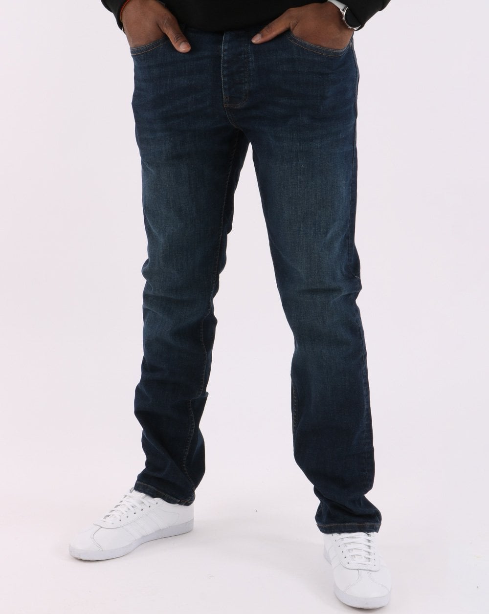 Weekend Offender – Tapered Fit Jeans in dunklem Vintage-Look