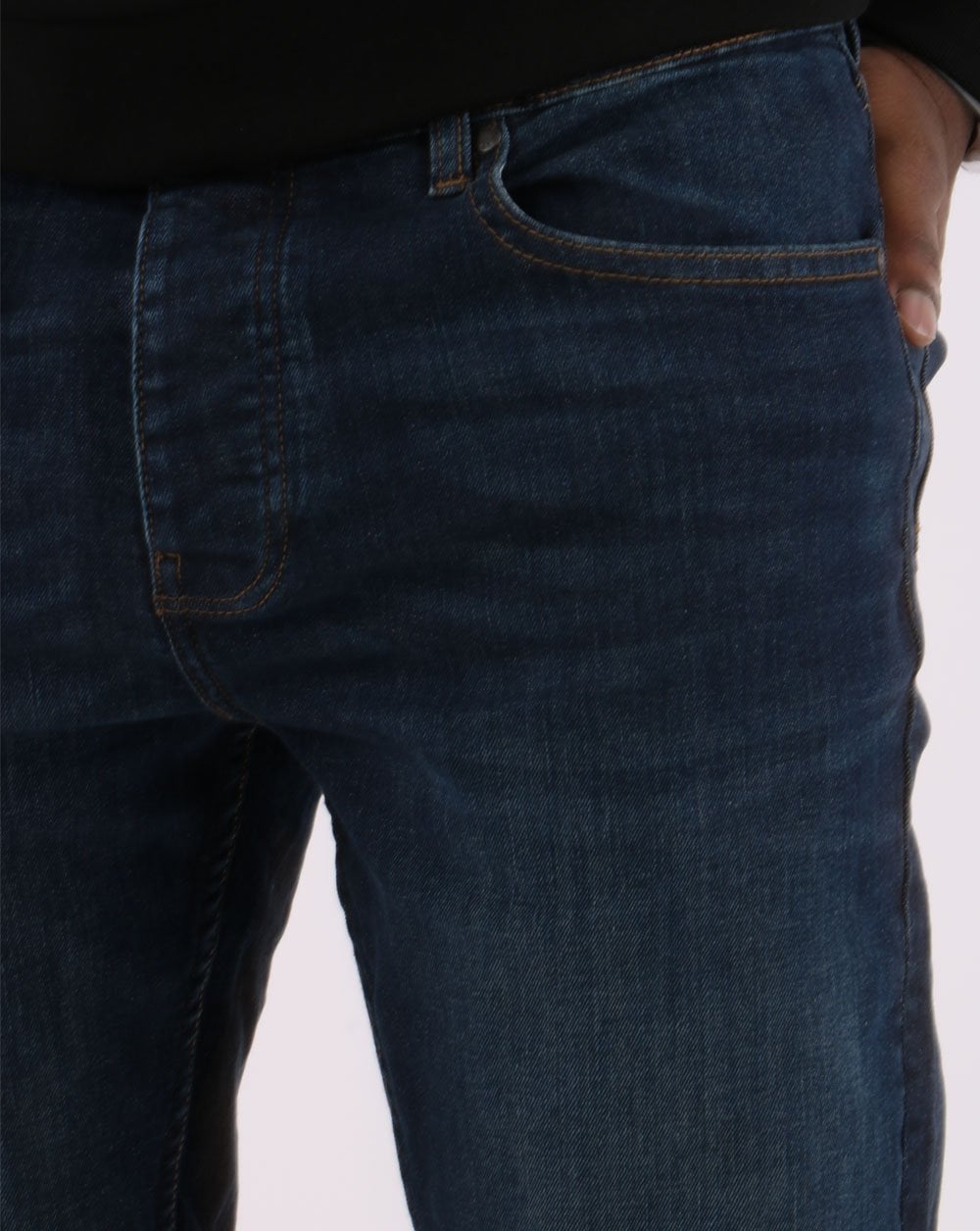 Weekend Offender – Tapered Fit Jeans in dunklem Vintage-Look