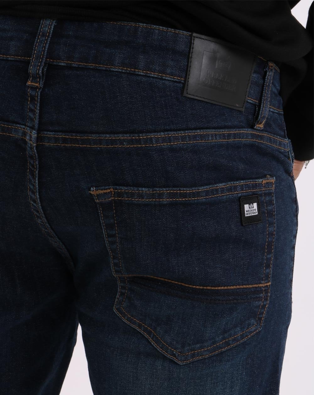 Weekend Offender – Tapered Fit Jeans in dunklem Vintage-Look