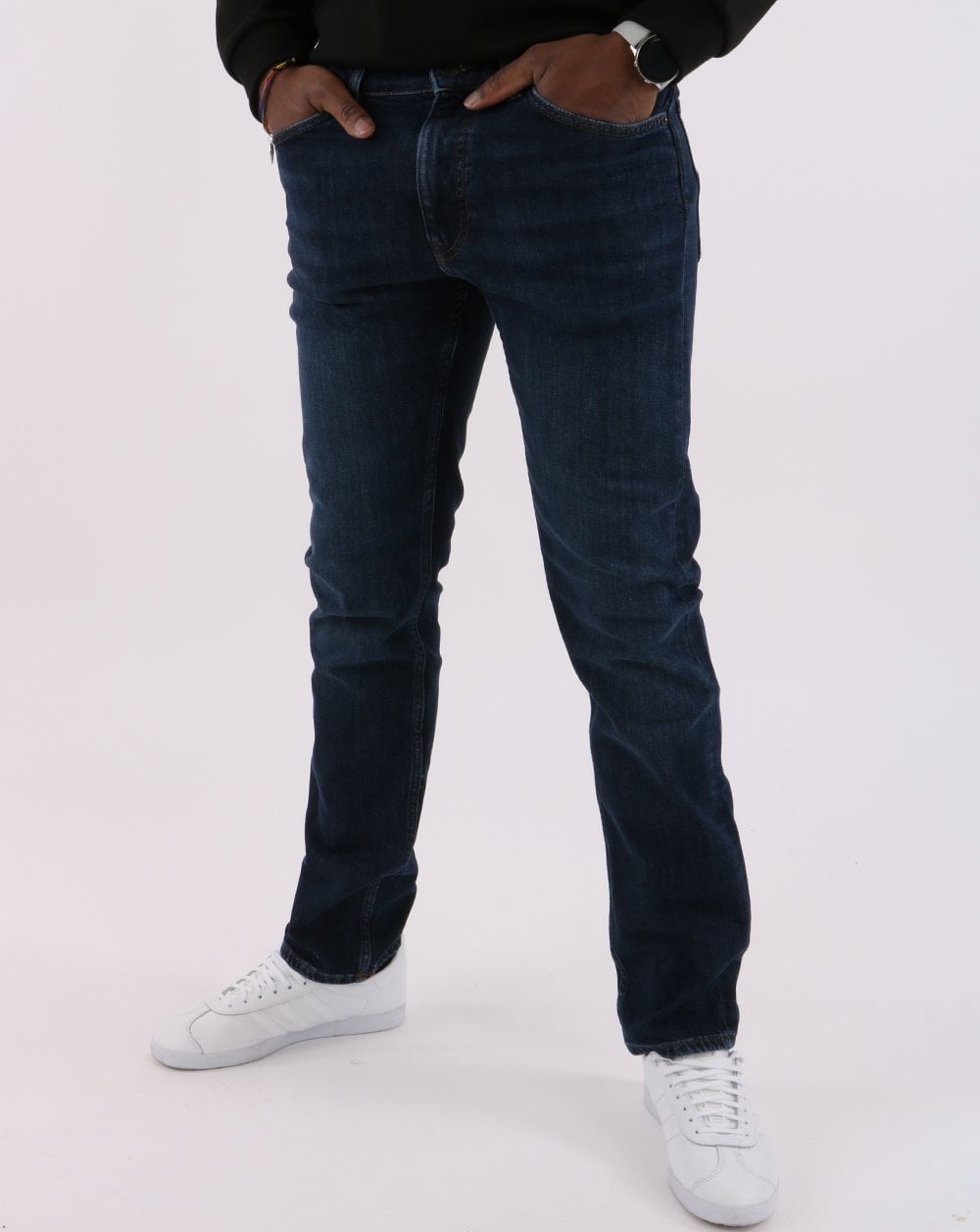 Gant – Arley – Jeans in normaler Passform, dunkelblau, getragen