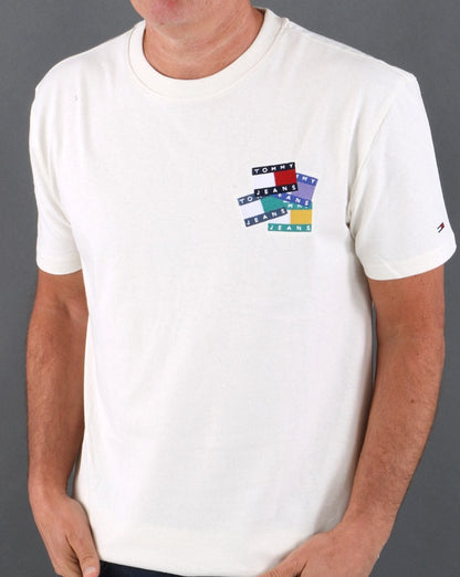 Tommy Jeans – T-Shirt mit Flag-Badge in Elfenbein
