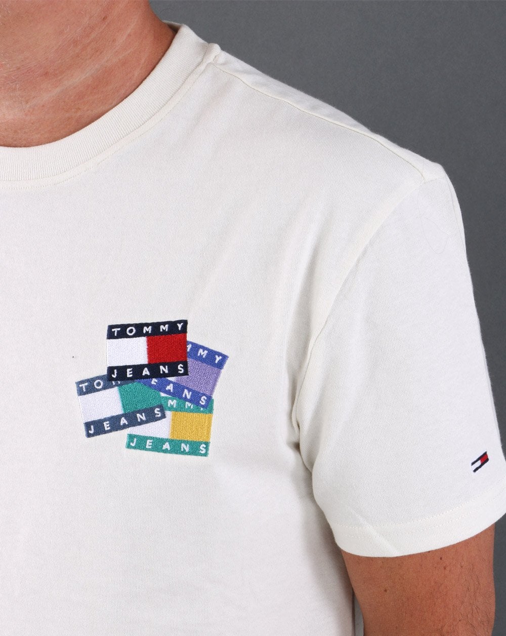Tommy Jeans – T-Shirt mit Flag-Badge in Elfenbein