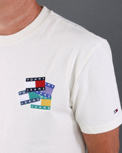 Tommy Jeans – T-Shirt mit Flag-Badge in Elfenbein