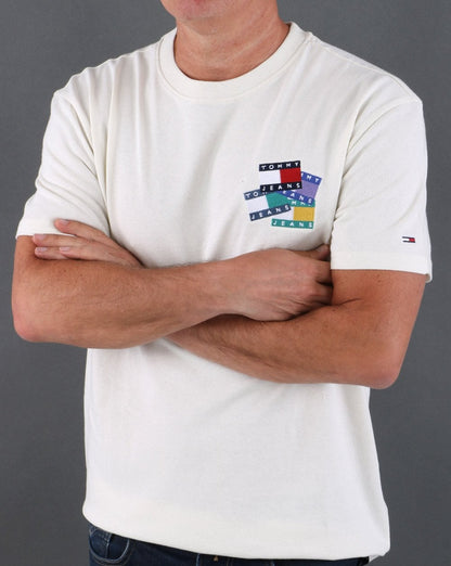 Tommy Jeans – T-Shirt mit Flag-Badge in Elfenbein