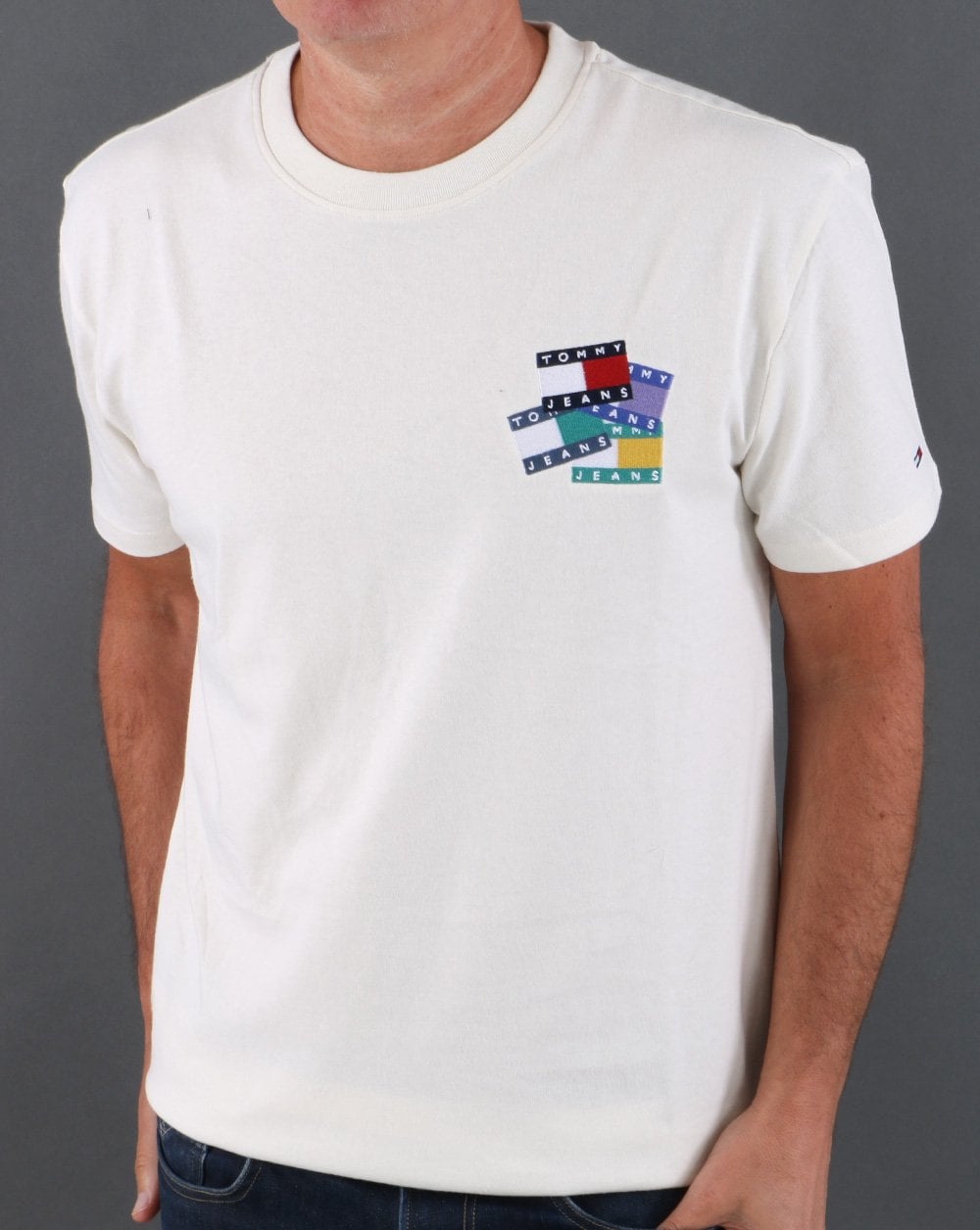 Tommy Jeans – T-Shirt mit Flag-Badge in Elfenbein