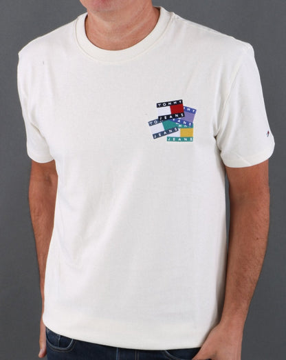 Tommy Jeans – T-Shirt mit Flag-Badge in Elfenbein