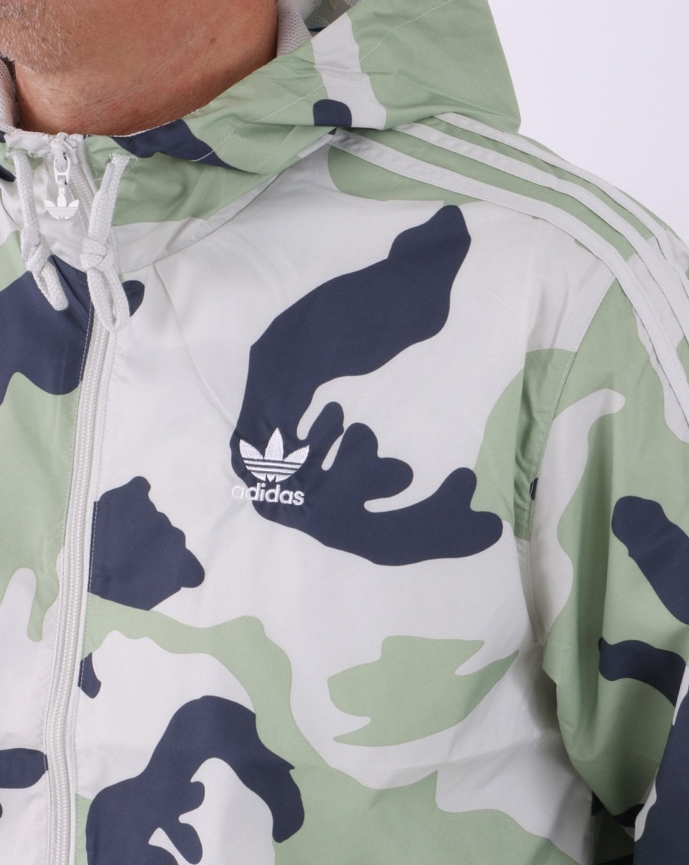 Adidas Originals – Windbreaker mit Camouflage-Muster in Orbitgrau