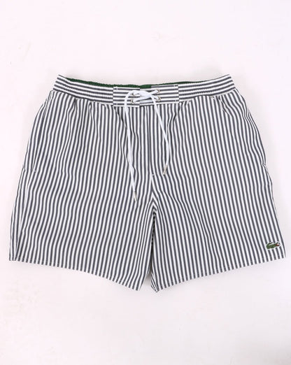 Lacoste – Gestreifte Badeshorts in Marineblau/Weiß