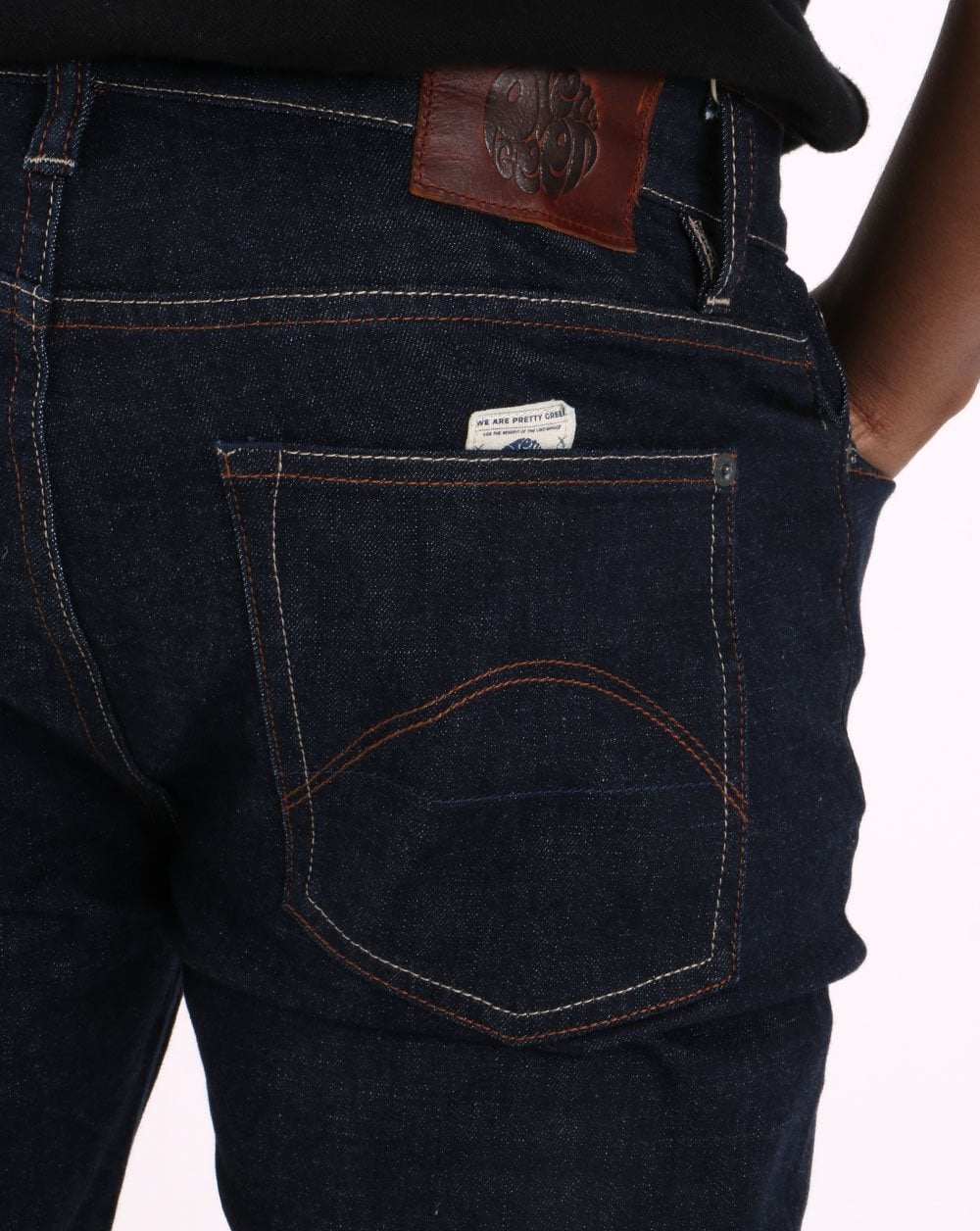 Pretty Green – Jeans mit normaler, konischer Passform und dunkler Waschung