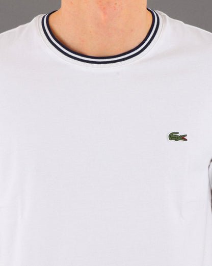 Lacoste – Gestreiftes T-Shirt mit Rundhalsausschnitt in Weiß