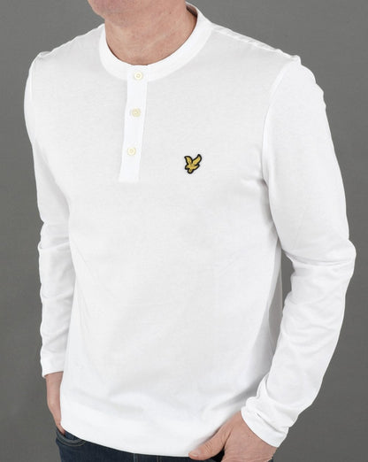 Lyle &amp; Scott – Langärmliges Henley-T-Shirt in Weiß
