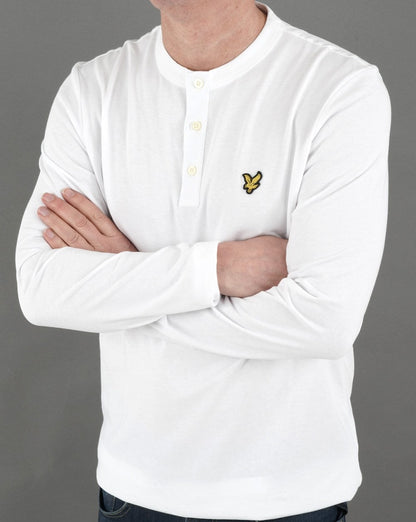 Lyle &amp; Scott – Langärmliges Henley-T-Shirt in Weiß