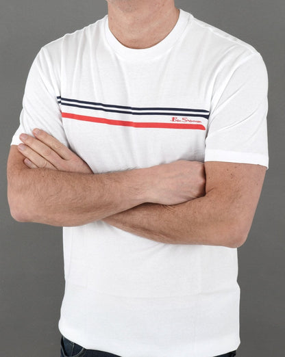 Ben Sherman – T-Shirt mit Streifenmuster auf der Brust in Weiß