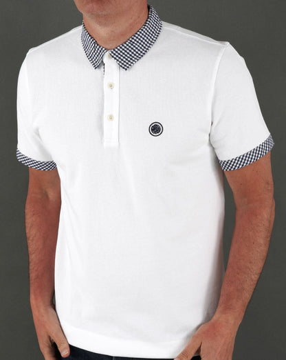 Pretty Green Poloshirt mit Gingham-Kragen in Weiß