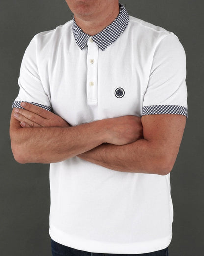 Pretty Green Poloshirt mit Gingham-Kragen in Weiß