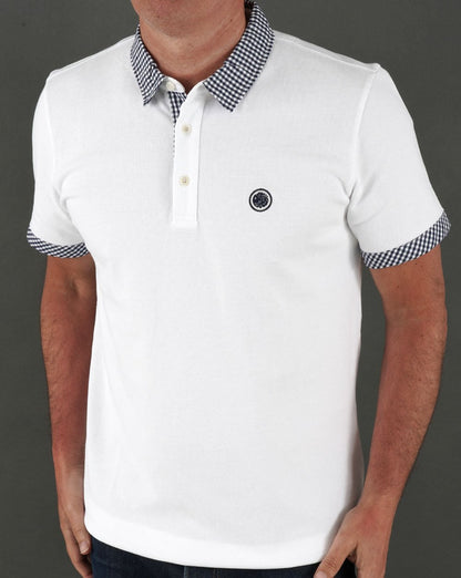 Pretty Green Poloshirt mit Gingham-Kragen in Weiß