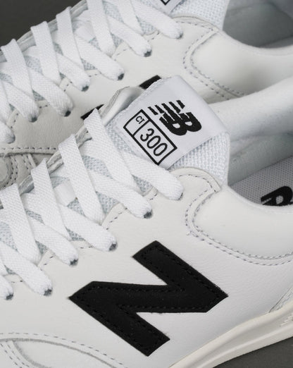 New Balance 300 Ledersneaker Weiß/Schwarz