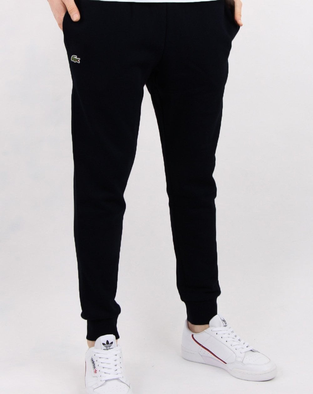 Lacoste – Schmale Fleece-Trainingshose mit Bündchen in Schwarz
