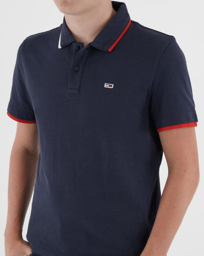 Tommy Jeans – Poloshirt mit Flaggen-Print in Marineblau