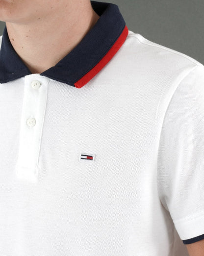 Tommy Jeans – Poloshirt mit Flaggen-Print in Weiß