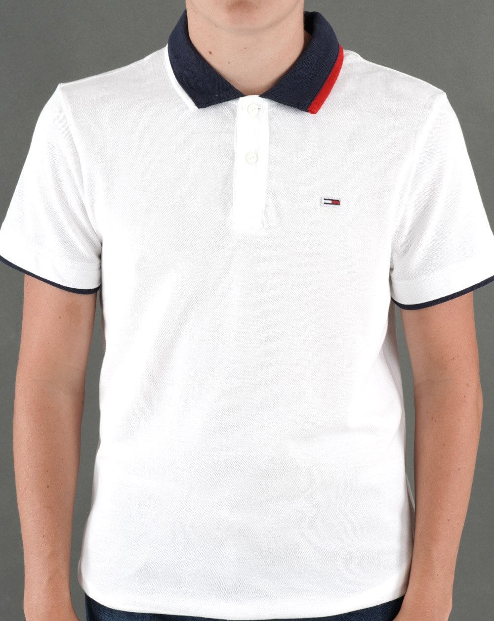 Tommy Jeans – Poloshirt mit Flaggen-Print in Weiß