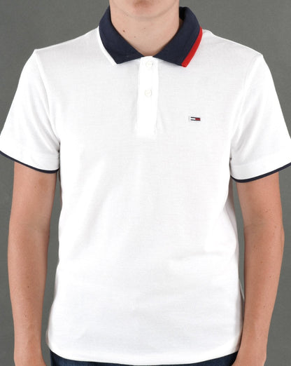 Tommy Jeans – Poloshirt mit Flaggen-Print in Weiß