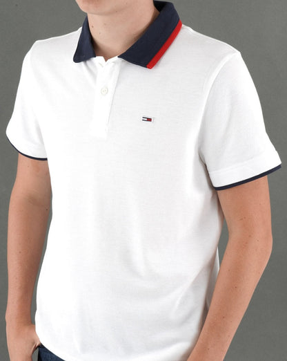 Tommy Jeans – Poloshirt mit Flaggen-Print in Weiß